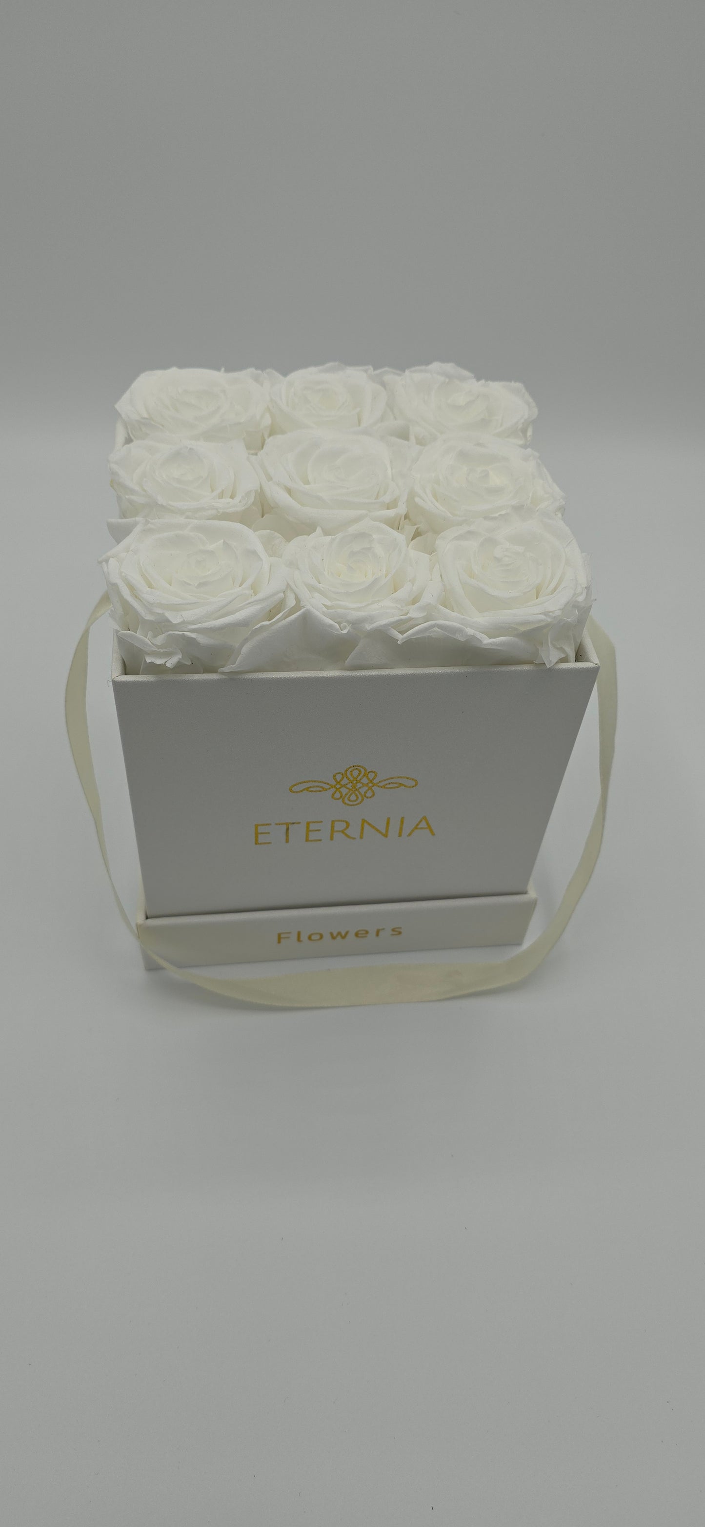 Boite carrée classique | 9 roses éternelles blanches