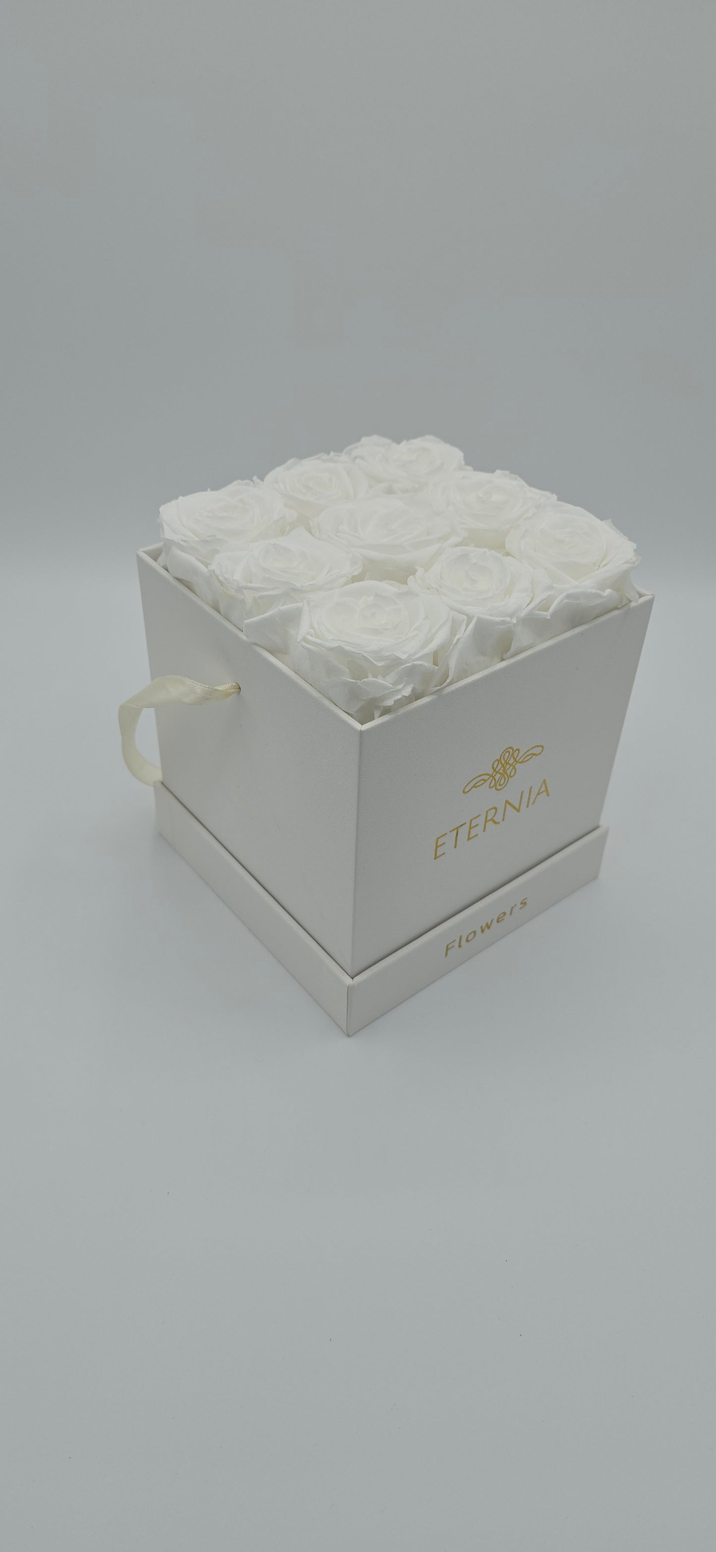 Boite carrée classique | 9 roses éternelles blanches