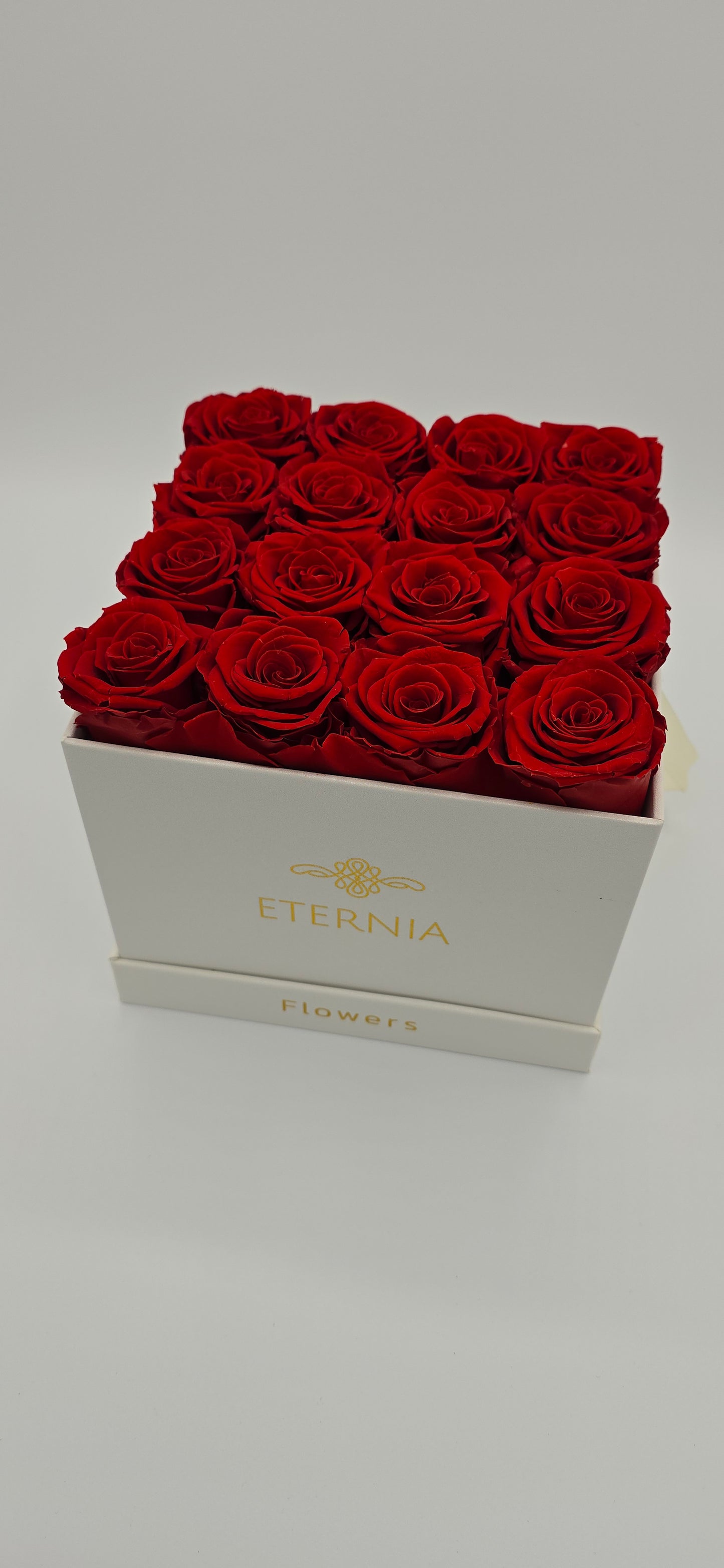 Boite carré classique | 16 roses éternelles rouges