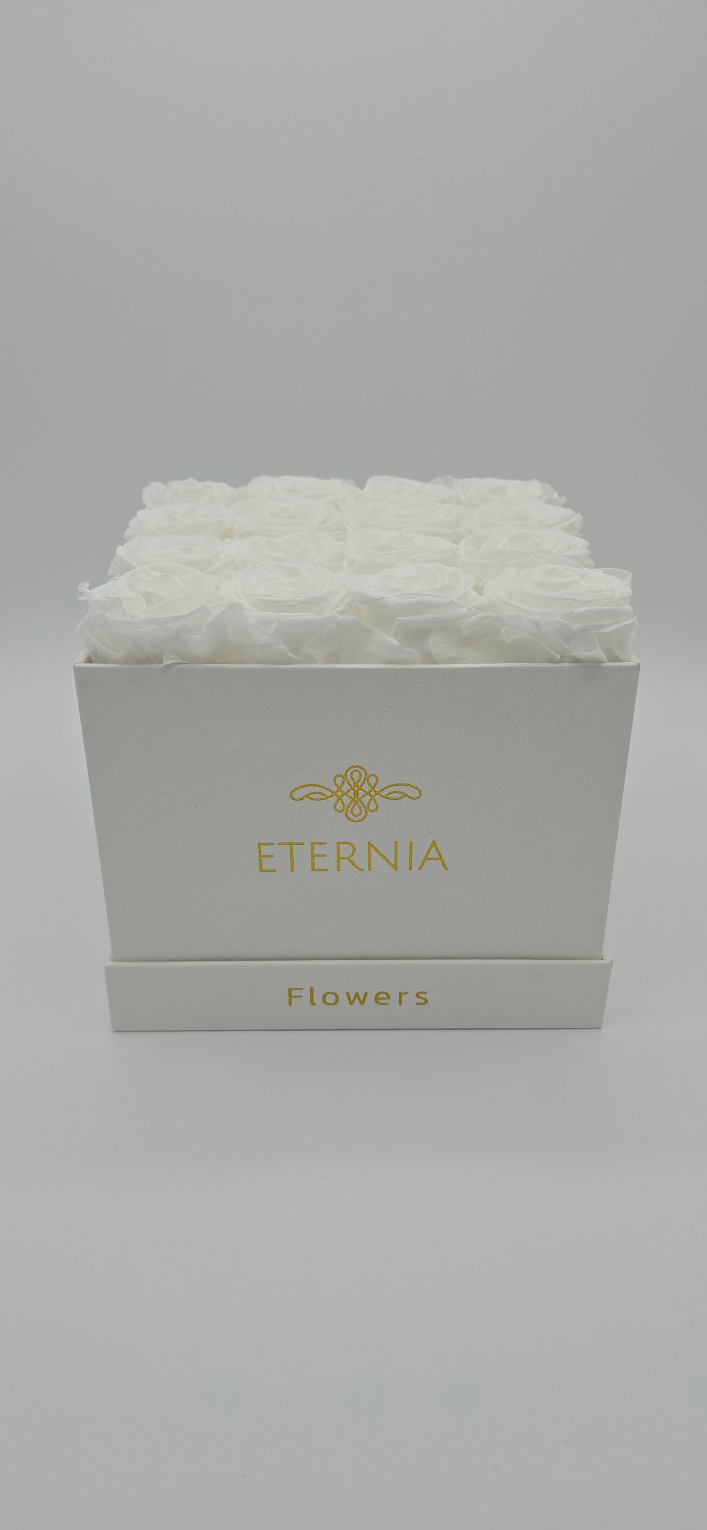 Boite carrée classique | 16 roses éternelles blanches