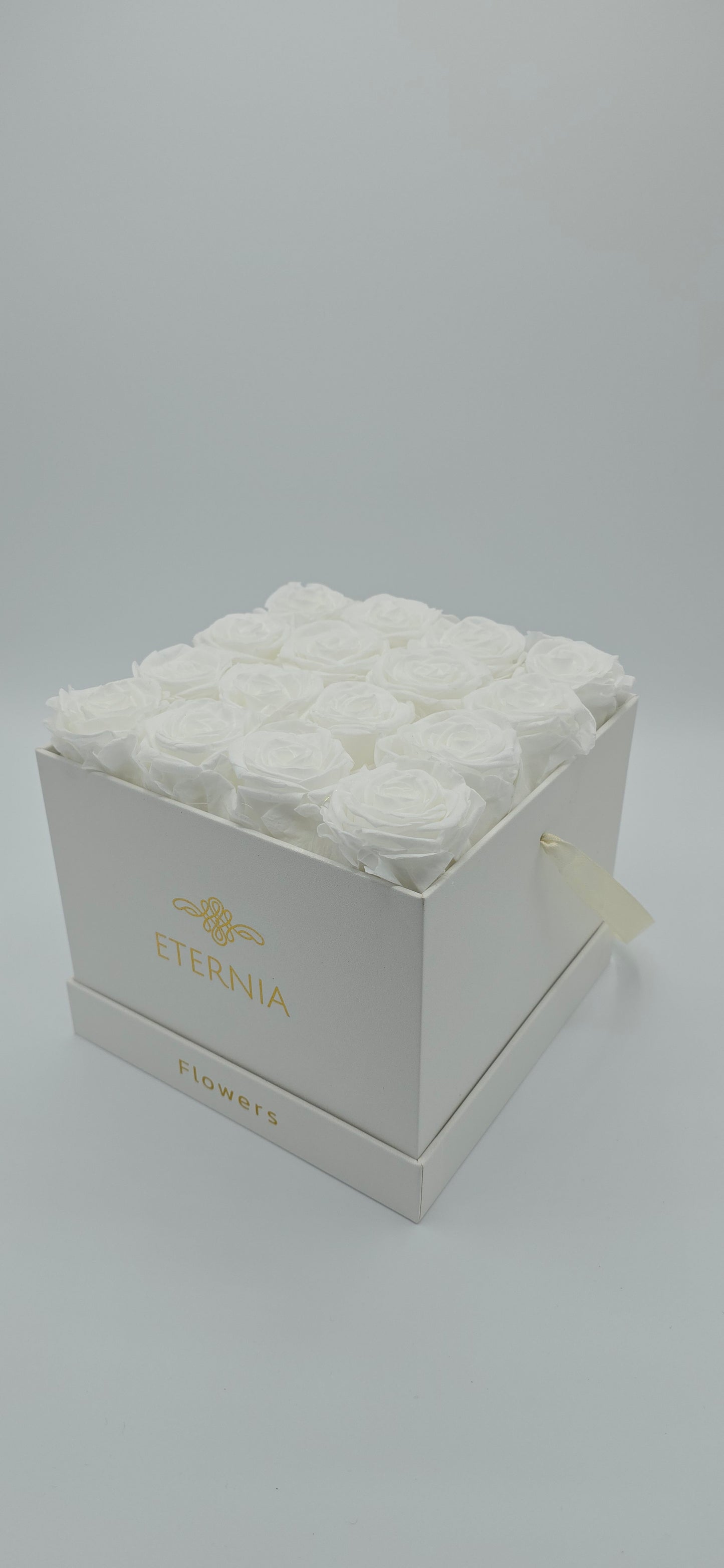 Boite carrée classique | 16 roses éternelles blanches
