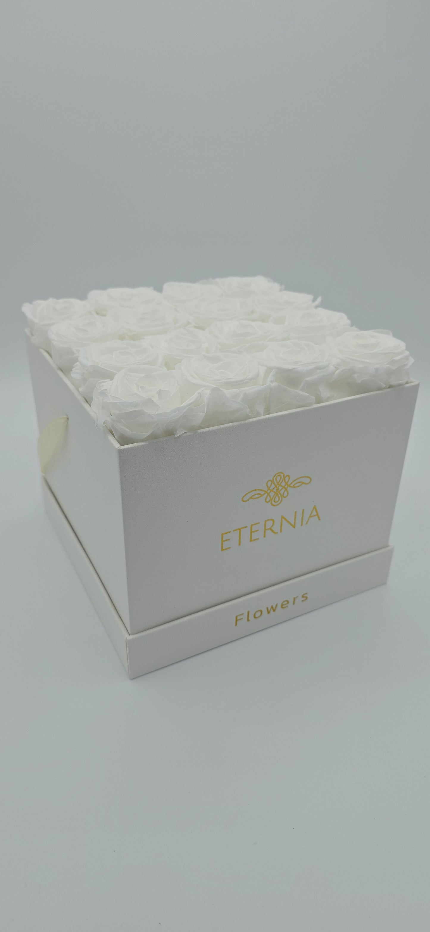 Boite carrée classique | 16 roses éternelles blanches