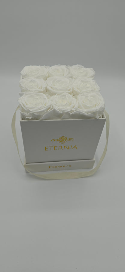 Boite carrée classique  |  9 roses éternelles blanches
