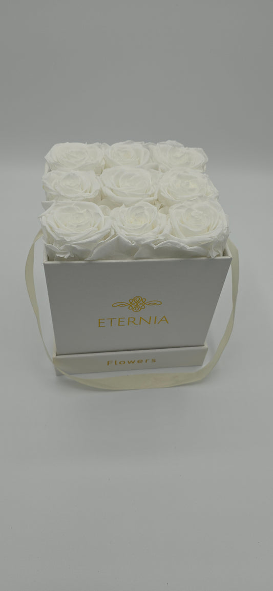 Boite carrée classique  |  9 roses éternelles blanches