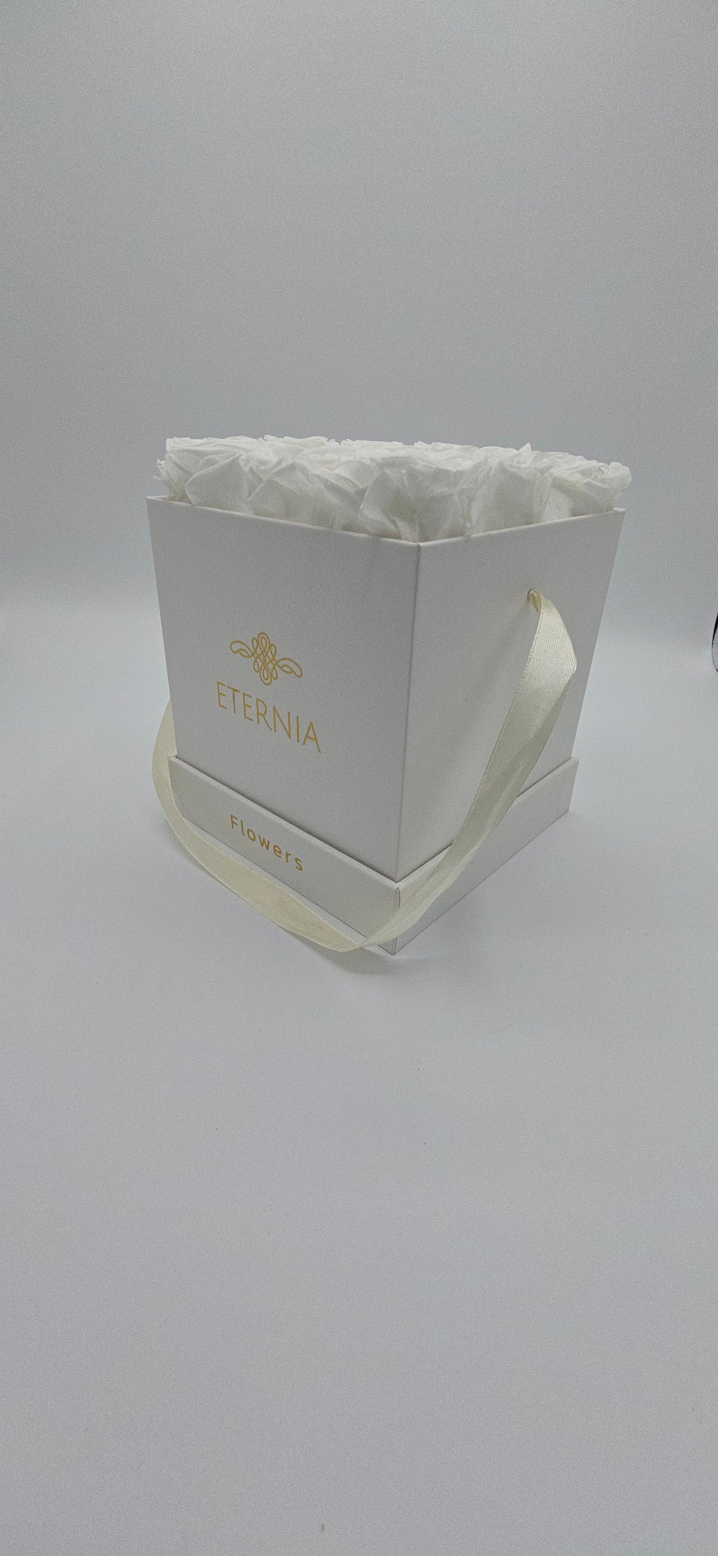 Boite carrée classique  |  9 roses éternelles blanches