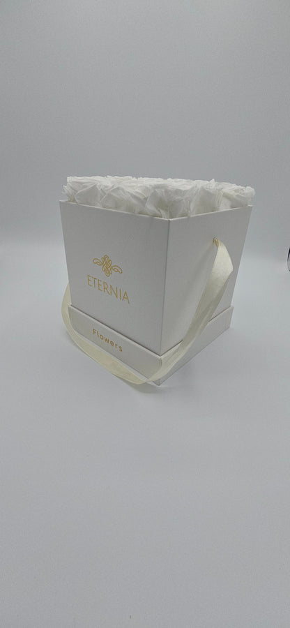 Boite carrée classique  |  9 roses éternelles blanches