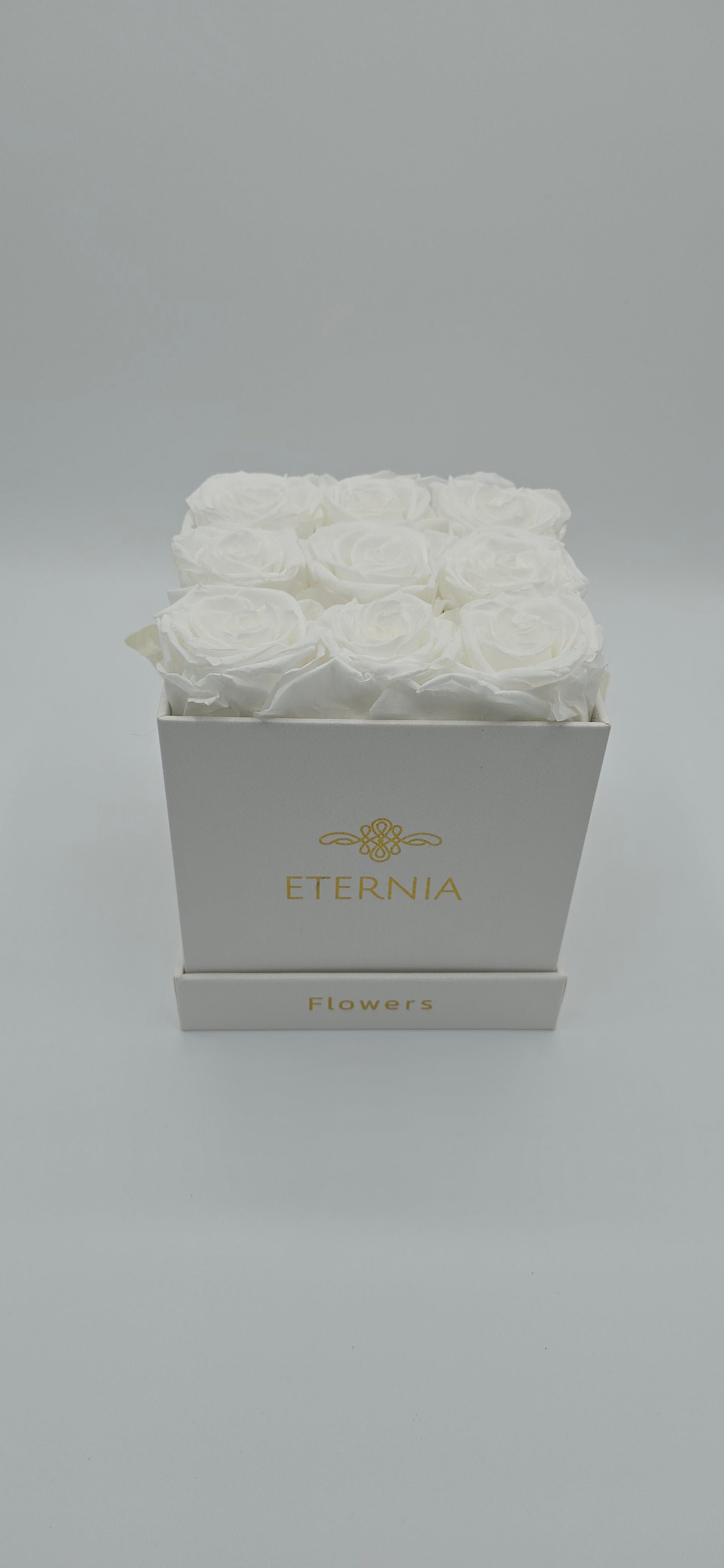 Boite carrée classique  |  9 roses éternelles blanches