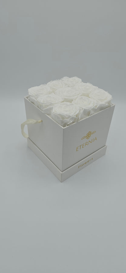 Boite carrée classique  |  9 roses éternelles blanches