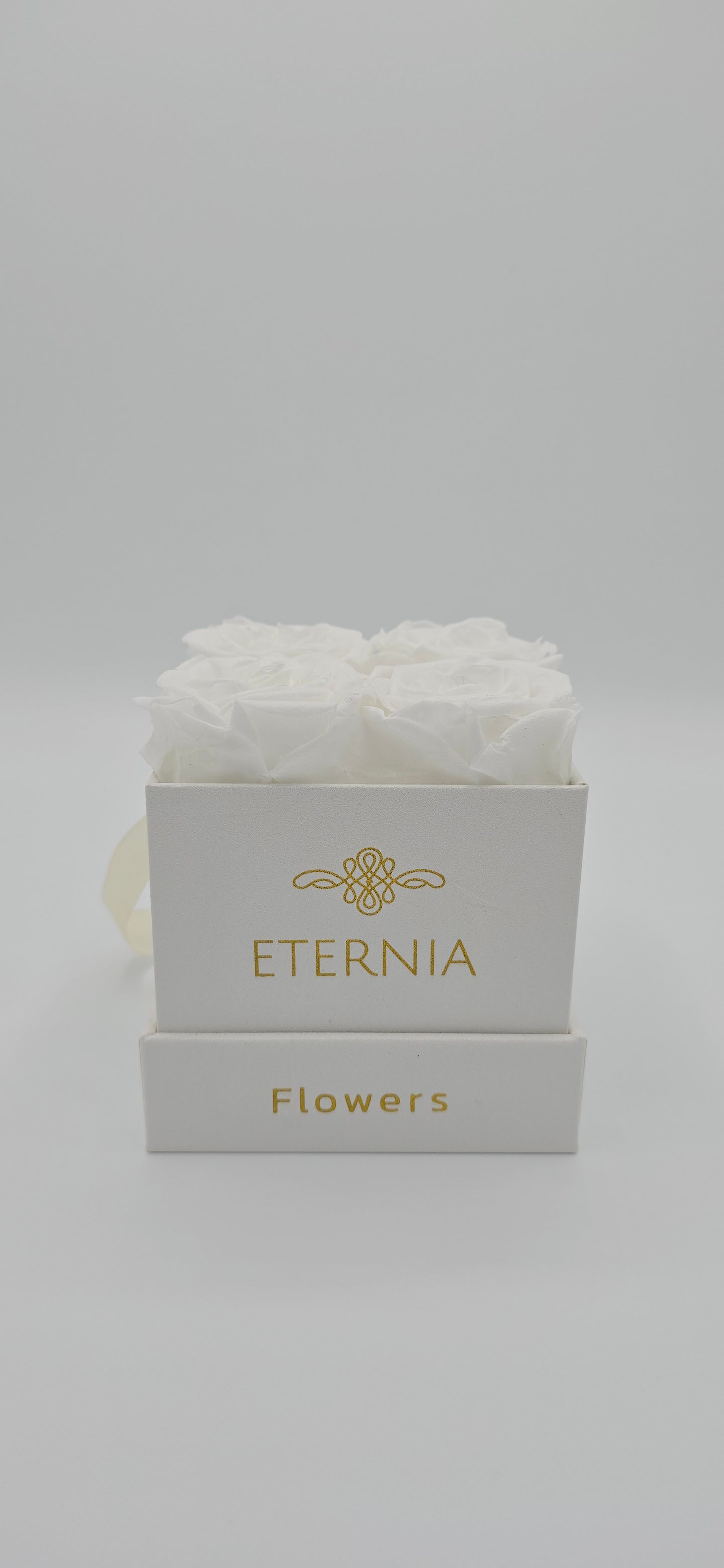 Boite carrée classique  |  4 roses éternelles blanches