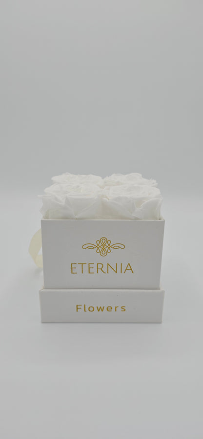Boite carrée classique  |  4 roses éternelles blanches