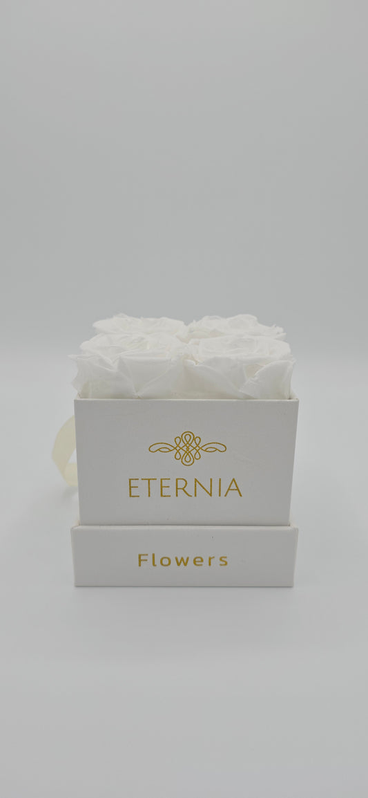 Boite carrée classique  |  4 roses éternelles blanches