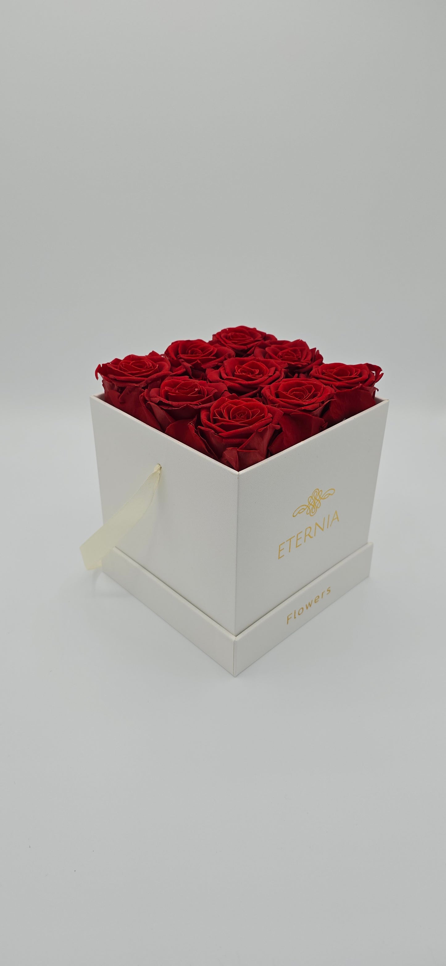 Boite carrée classique  |  9 roses éternelles rouges