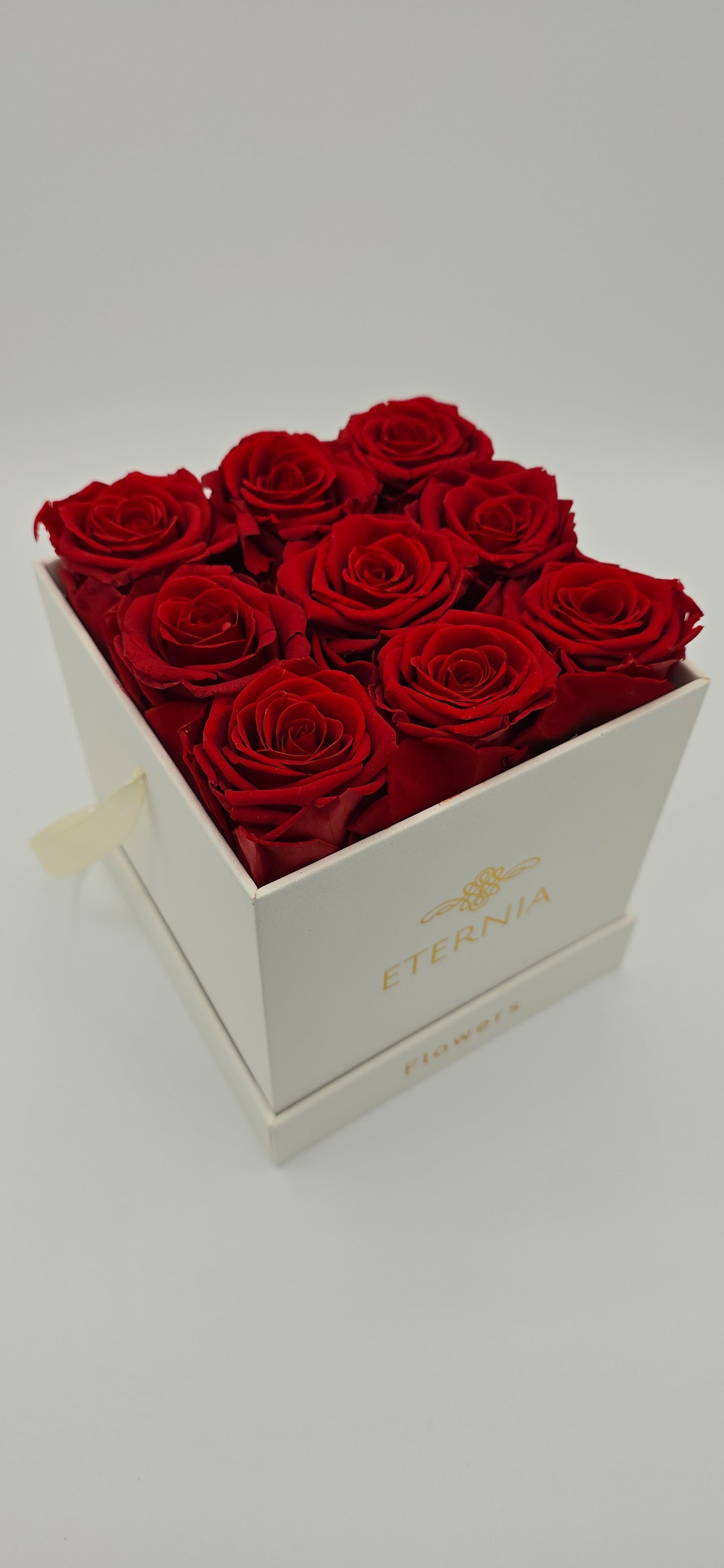 Boite carrée classique  |  9 roses éternelles rouges