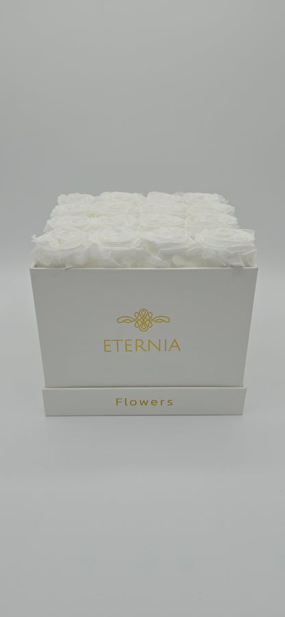 Boite carrée classique  |  16 roses éternelles blanches