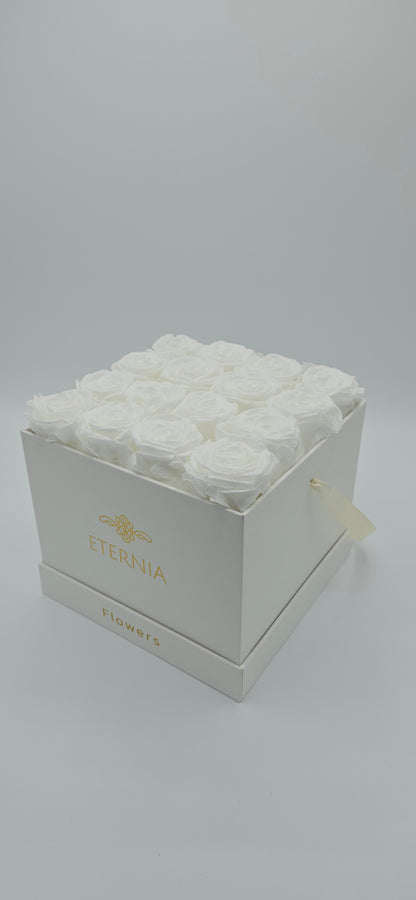 Boite carrée classique  |  16 roses éternelles blanches
